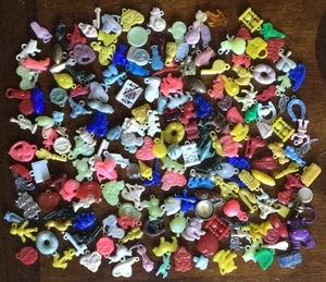 ENORME Lotto 200 Cracker Jack Gumball Macchina Charms Plastica Premi Giocattolo Topolino - Foto 1 di 5