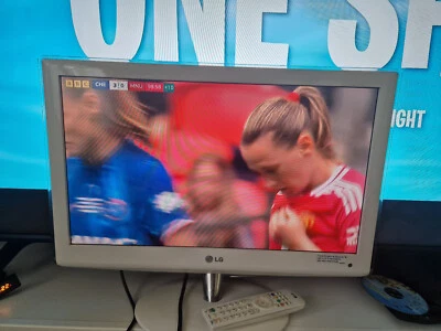 LG 22LU4000 22-inch Widescreen HD Ready LCD TV with Freeview GOOD CONDITION - Image 1 of 4