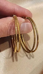 Tiefe goldfarbene strukturierte glatte Doppel Creolen Mode Ohrringe durchbohrt Geschenk - Bild 1 von 6