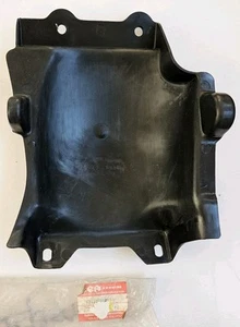 NEW GENUINE SUZUKI RM125/RM250 REAR FENDER FRONT PART 1993-1995 63112-28E00/01 - Picture 1 of 4