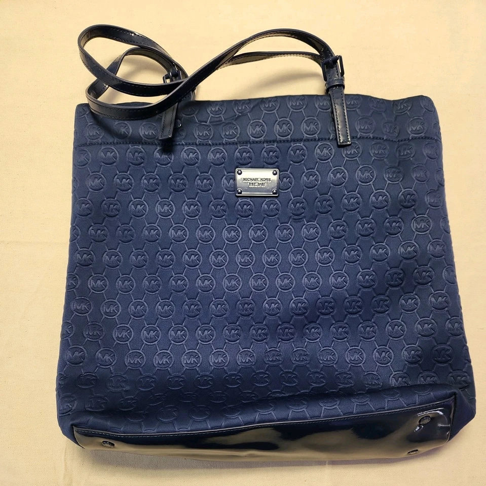 Bolsa tote Michael Kors jet set monograma acolchoada grande azul logotipo herança placa acento - Imagem 1 de 4