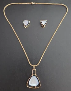 1960s Gold Tone Necklace & Earrings Set with Blue Lucite or Moonglow - Imagen 1 de 4