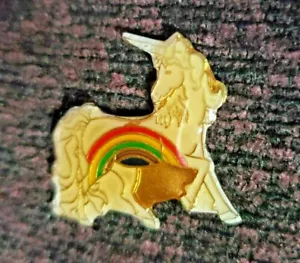 Vintage Enamel White Unicorn with Rainbow Pin Size 3/4" length x 1" wide - Foto 1 di 1