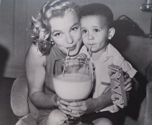 Marilyn Monroe Estampado Retrato De Colección 1982 Sorbo de Leche William Perro Hugo Pelo Derecho Parte - Imagen 1 de 6