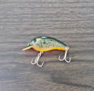 Señuelo de pesca con cebo de manivela sin marca de 2,5" de largo verde y negro con naranja debajo del vientre - Imagen 1 de 4
