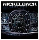 Nickelback ""Dark Horse"" mit etwas im Mund, Händeschütteln & mehr