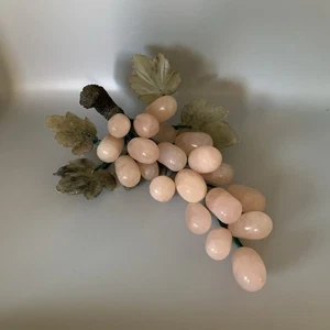 Vintage polierte Rosenquarts und geschnitzte Jadeblatt Traube Cluster. - Bild 1 von 10