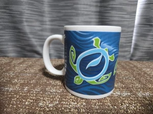 Taza de café blanca Islander Group Sea Turtle Honu Wave diseñada en Hawai - Imagen 1 de 6