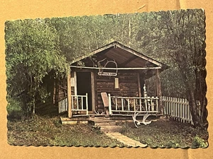 USED POSTCARD - ROBERT W. SERVICE'S CABIN, DAWSON CITY, YUKON - Picture 1 of 2