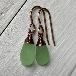 Min Favorit Peridot grün Meer Glas Träne & Kupfer Handwerk Wickel Ohrringe - Bild 1 von 5