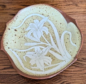 "GRAN Centro de mesa de cerámica firmado por artista con flores blancas levantadas ÚNICO 14x3""" - Imagen 1 de 12