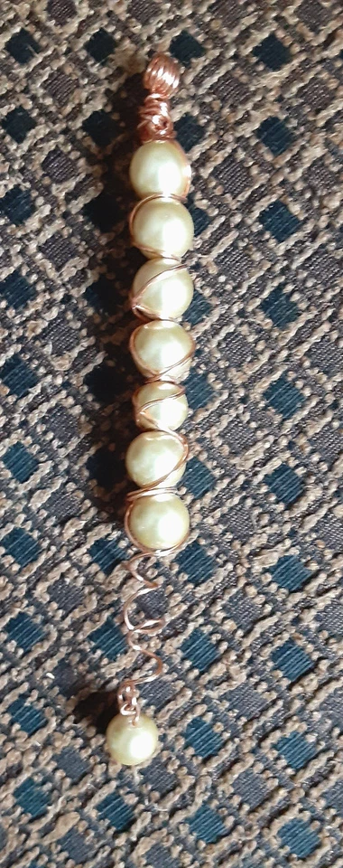 PINGENTE LONGO DE PÉROLA FALSA FEITO À MÃO - Imagem 1 de 1