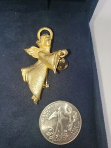 Vtg Robin Rush Signed Angel with Bell Brushed Gold Tone Lapel Pin Brooch Robyn - Picture 1 of 4