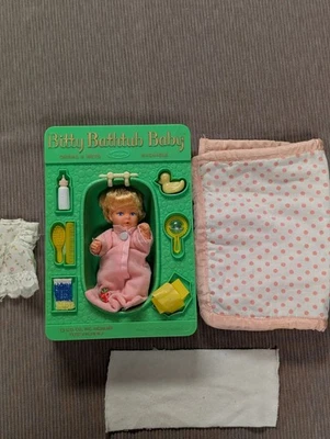 Vtg 1969 Uneeda 5" Bitty Bathtub Baby Plastic W Accessories Clothing - Image 1 of 4