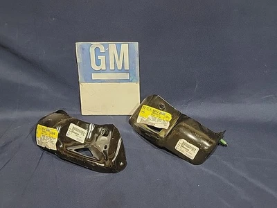 Par de soportes de parachoques delantero NOS GM 00-06 SILVERADO 88944245/88944246 Foto 1 de 3