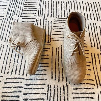 Botas de cuña con cordones al tobillo de gamuza beige sin usar 10 Foto 1 de 4