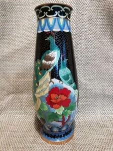 CHINESE CLOISONNE VASE - PEACOCK & FLORAL DETAIL - CIRC 1960s/1970s - 10 INCH - Imagen 1 de 13