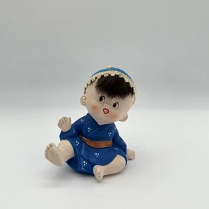 Vintage Japan Keramik Baby Figur blau Kimono Mütze Porzellan Puppe Deko Spielzeug - Bild 1 von 10