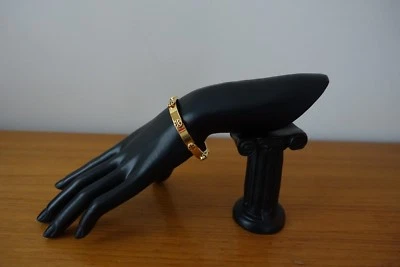 Bracelete TORY BURCH OURO MILGRAIN LEVANTADO CRAVEJADO LOGOTIPO PUNHO BRILHANTE LOGOTIPOS T.NOVO - Imagem 1 de 4