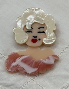 Marilyn Monroe Acryl Anstecknadel Vintage Look Brosche Anstecknadel  - Bild 1 von 5