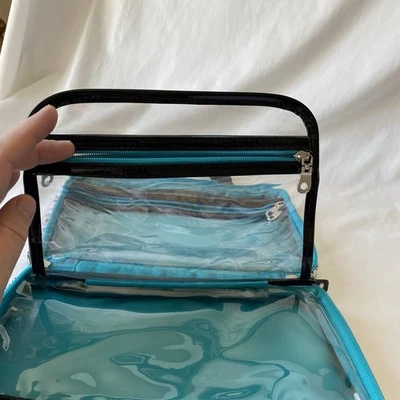 Bolsa de viaje cosmética de plástico con cremallera Elle 7,5” X 10,5” 3 compartimentos con cremallera Foto 1 de 4