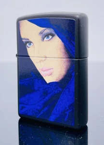 Zippo Feuerzeug Blue Eyed Girl Print Black Zippo Benzin Sturmfeuerzeug - Bild 1 von 5