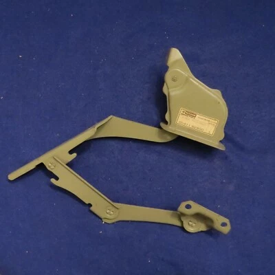Conjunto de bisagra capó izquierdo Nissan 65411 W2400 1981 Datsun 810 NLA NUEVO DE STOCK genuino Foto 1 de 4