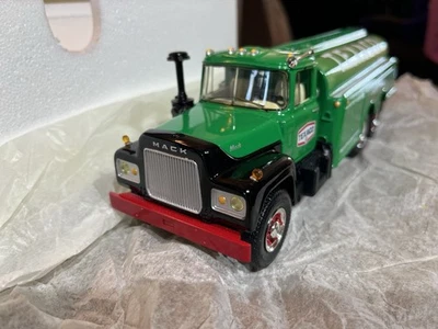 Eje tándem petrolero First Gear modelo R Mack Texaco Foto 1 de 4