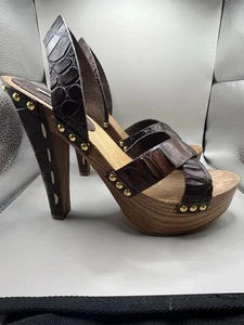 MIU MIU SANDALI PLATEAU BORCHIE LEGNO STAMPA COCCODRILLO PELLE MARRONE 38/US 8 - Foto 1 di 12