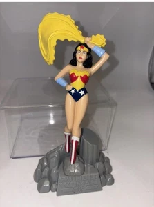 Nuevo en Paquete De Colección DC Wonder Woman Juguete 1998 Correo Super Héroes Artesanal Macarrones Queso Nuevo - Imagen 1 de 3