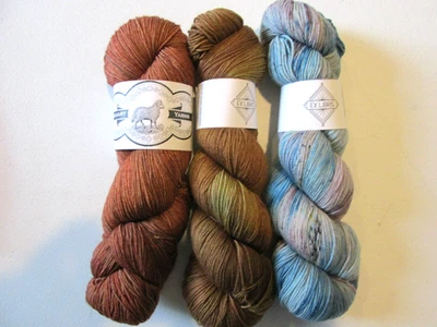 Lote de 3 hilos de calcetín de lana merino teñidos a mano 1 por enero y 2 por ex libris Foto 1 de 4