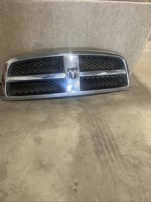 Parrilla delantera Dodge Ram 1500 OEM 2013 2014 2015 2016 2017 2018 Dodge Ram cromada  Foto 1 de 4