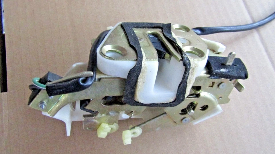 PESTILLO PUERTA GA2M-720310B se adapta 1993-97 MAZDA 626 TRASERO DERECHO LADO PASAJERO NUEVO Foto 1 de 4