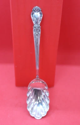 Cuchara Brocade Sugar Shell de 6" de International Silver (1950) "S" mono 29 g Foto 1 de 4