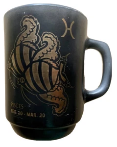 1970s 1980s PISCES ZODIAC ANCHOR HOCKING COFFEE MUG AIRBRUSHED BLACK MILK GLASS - Picture 1 of 5