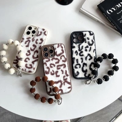 Funda de teléfono de felpa con estampado de leopardo Pixie Inks Aesthetics Foto 1 de 3