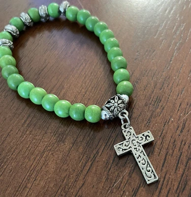 Pulsera Cristiana con Cuentas Verdes, Cruz y Acentos Plata, Elástica Foto 1 de 4