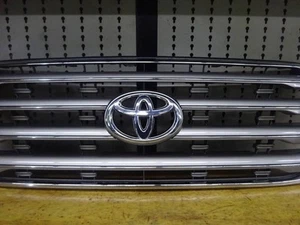 Toyota Land Cruiser UZJ200W Front Grille OEM 200 Series Early Model 53101-60490 - Picture 1 of 7