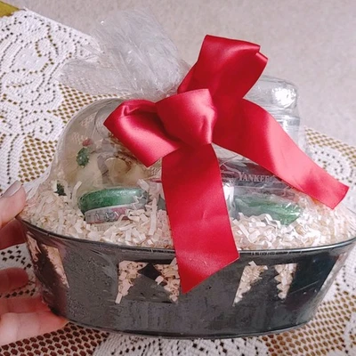 Canasta de regalo Yankee Candle: vela mediana, 3 votivos, topper y soporte votivo NUEVO Foto 1 de 4