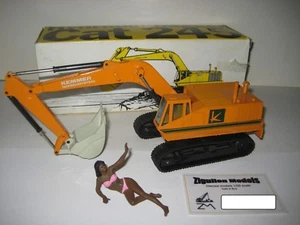 CATERPILLAR 245 BAGGER TIEFLÖFFEL KEMMER #160 NZG 1:50 OVP - Bild 1 von 2