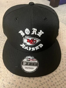 NEU Born and Raised × NEW ERA NFL Chiefs DRUCKKNOPFLASCHE Wippmütze SCHWARZ 2023 - Bild 1 von 4