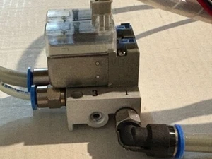 SMC V114-5L 0.7MPa X2 Solenoid Valve with Manifold - Picture 1 of 2
