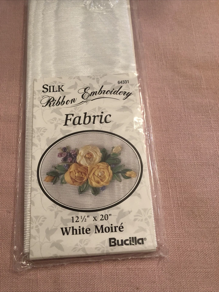Tela bordada cinta seda bucilla moire blanco 12 1/2" x 20" Foto 1 de 1