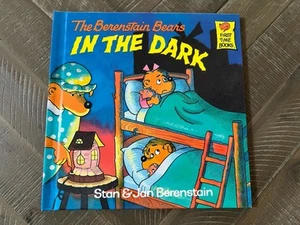 2003 Weekly Reader First Time Books: Berenstain Bears In The Dark c1982 - Imagen 1 de 8