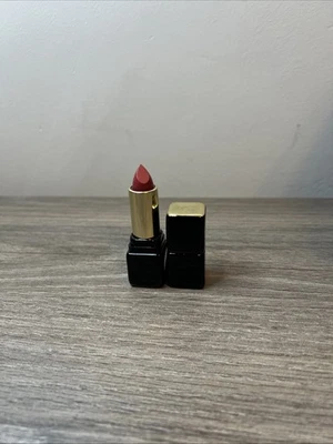 Lápiz labial Guerlain KissKiss 320 rojo insolencia crema reafirmante color de labios 0,12 oz Foto 1 de 4
