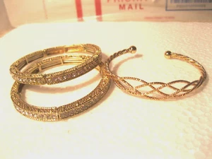 Due bracciali elasticizzati oro e strass e uno bracciale oro - Foto 1 di 1