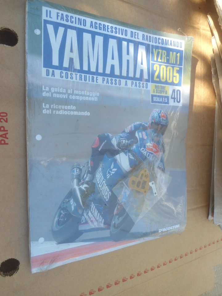 YAMAHA YZR-M1 -  1:5  - 2005 - MOTO RC A SCOPPIO DE AGOSTINI - USCITA NUMERO 40 - Immagine 1 di 1