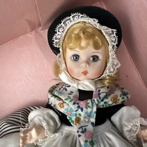 #558 Bambola Internazionale Madame Alexander 8" Gran Bretagna con scatola - Foto 1 di 6