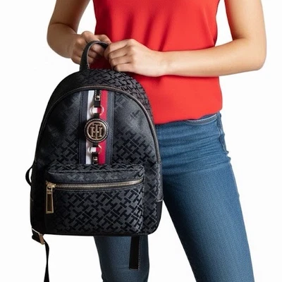 Mochila Tommy Hilfiger Pequeña Monograma Jacquard Jaden Negra con Medallón Foto 1 de 4