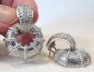 Pendientes Judith Ripka de plata esterlina acanalados J-Hoop con dije llamador de puerta circonita cúbica en caja - Imagen 1 de 24